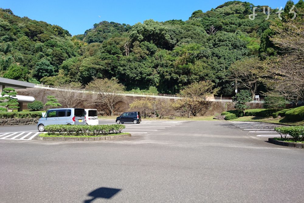 霧島市国分共同斎場の駐車場写真です（1枚目）