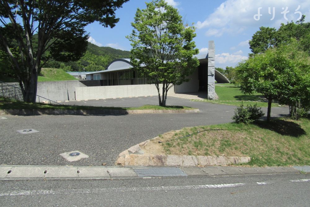 揖龍火葬場の駐車場写真です（2枚目）