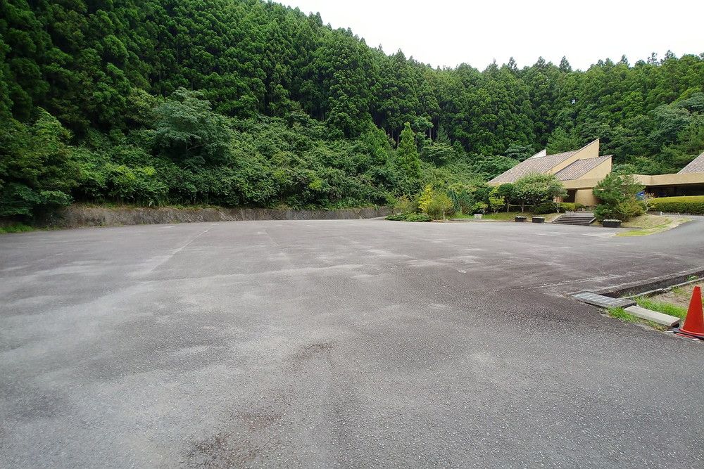 長狭地区火葬場の駐車場写真です（2枚目）