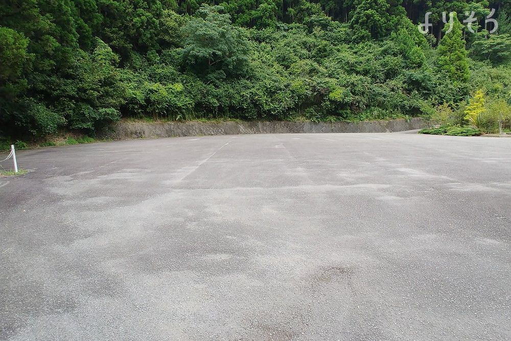 長狭地区火葬場の駐車場写真です（1枚目）