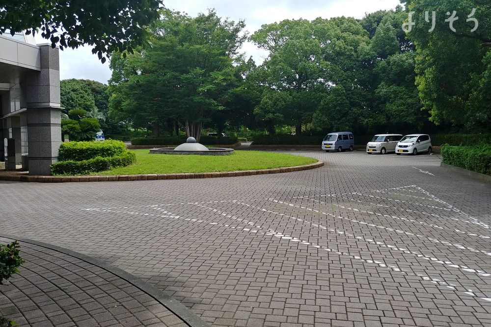 平塚市聖苑の駐車場写真です