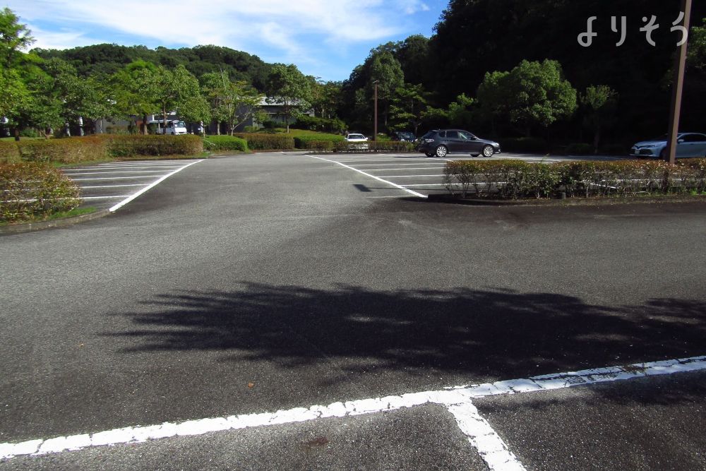 小野加東斎場「湧水苑」の駐車場写真です（1枚目）