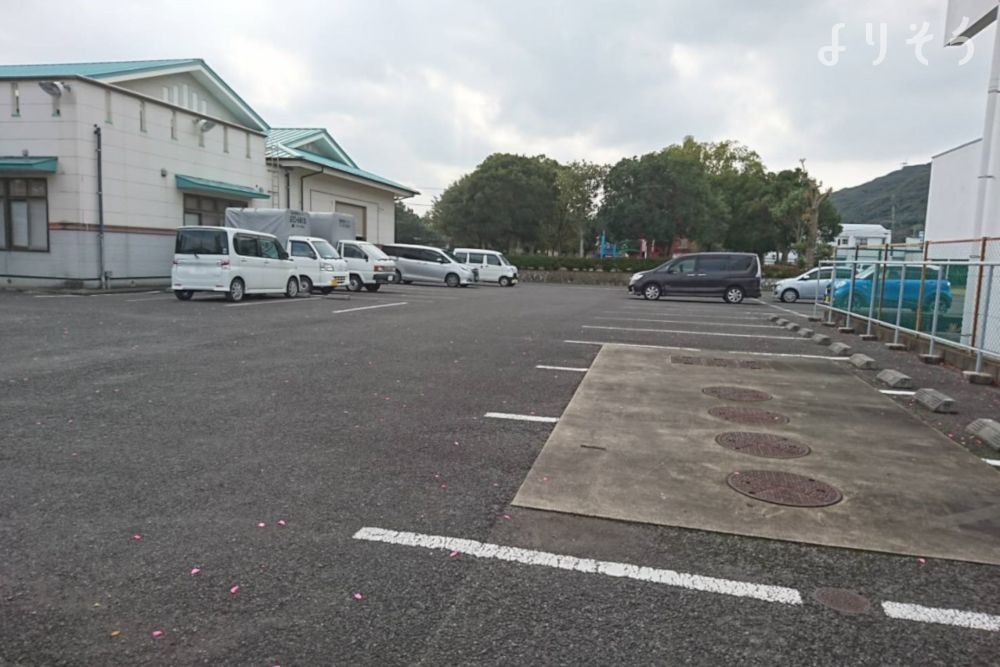 阿久根市葬斎場沸石の里の駐車場写真です（2枚目）