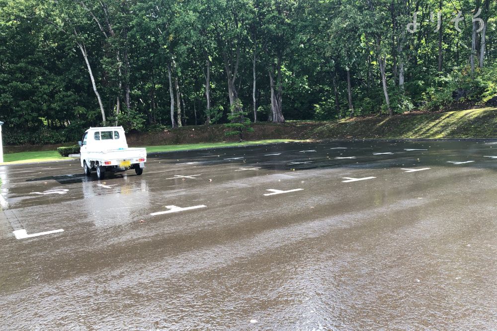 倶知安斎場の駐車場写真です