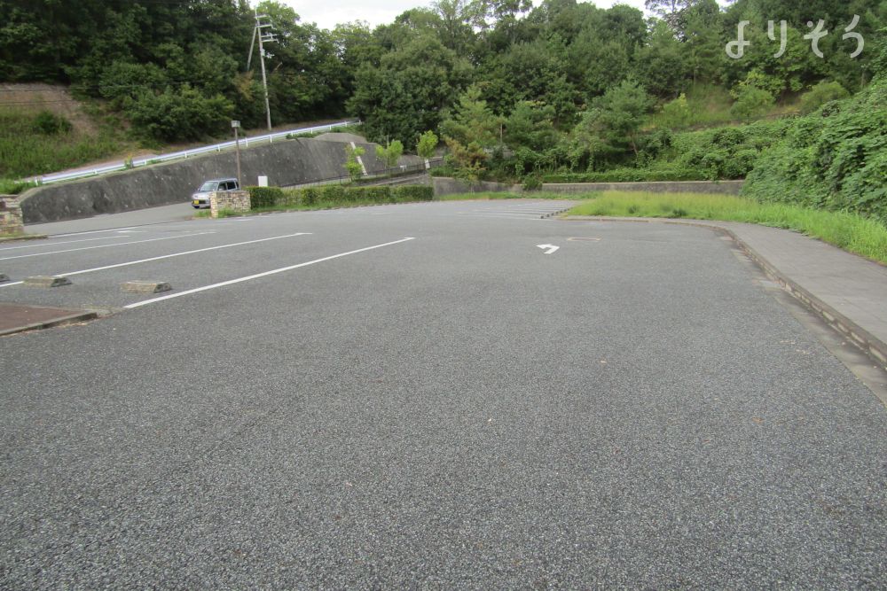 三木市立火葬場の駐車場写真です（2枚目）