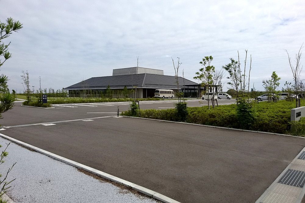 岩沼市葬場の駐車場写真です（1枚目）