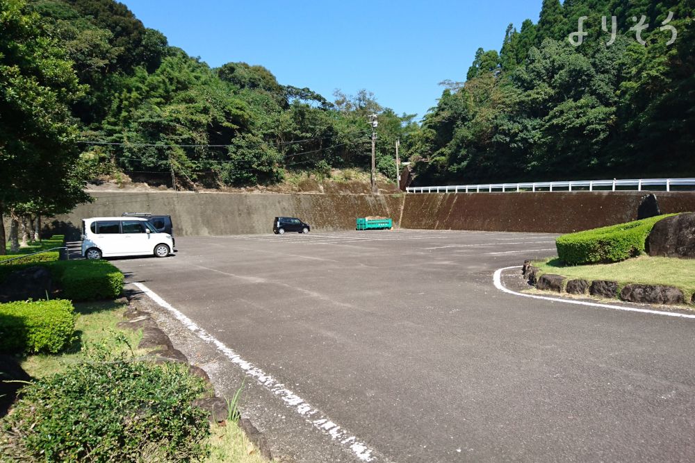 薩摩川内市川内葬斎場やすらぎ苑の駐車場写真です（1枚目）