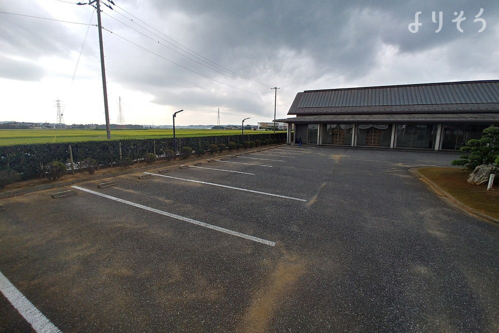 おみがわ聖苑の駐車場写真です（1枚目）