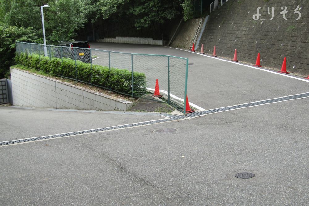 芦屋市聖苑の駐車場写真です（2枚目）