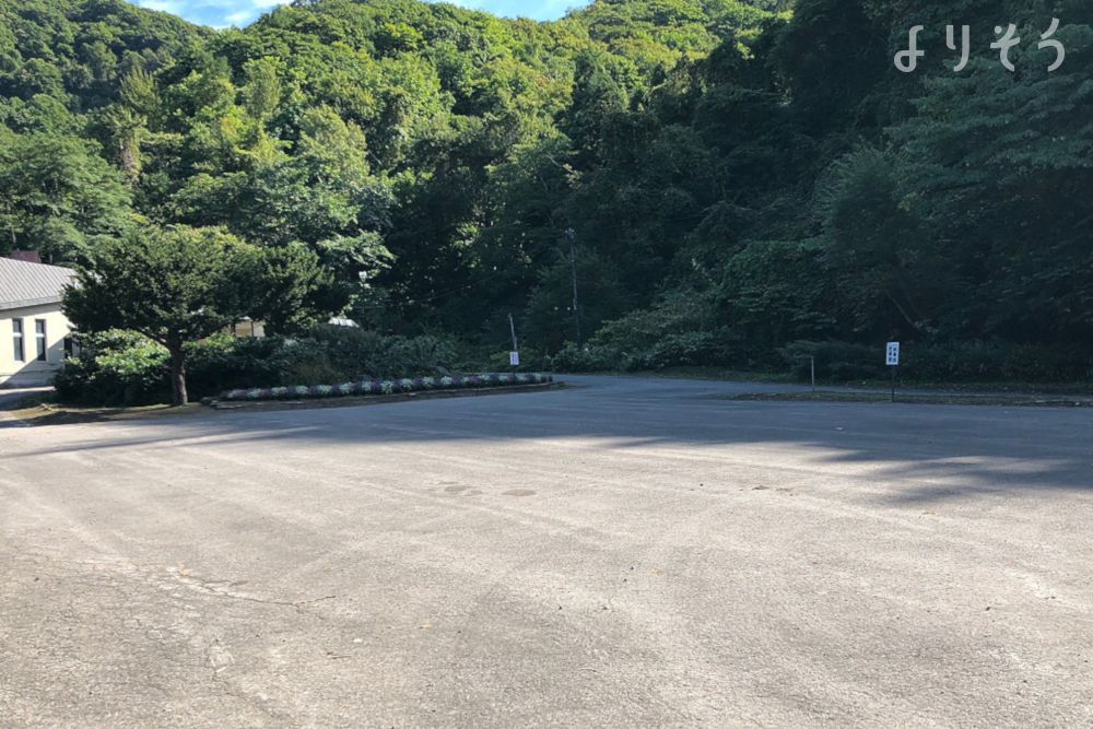 虻田火葬場の駐車場写真です（1枚目）