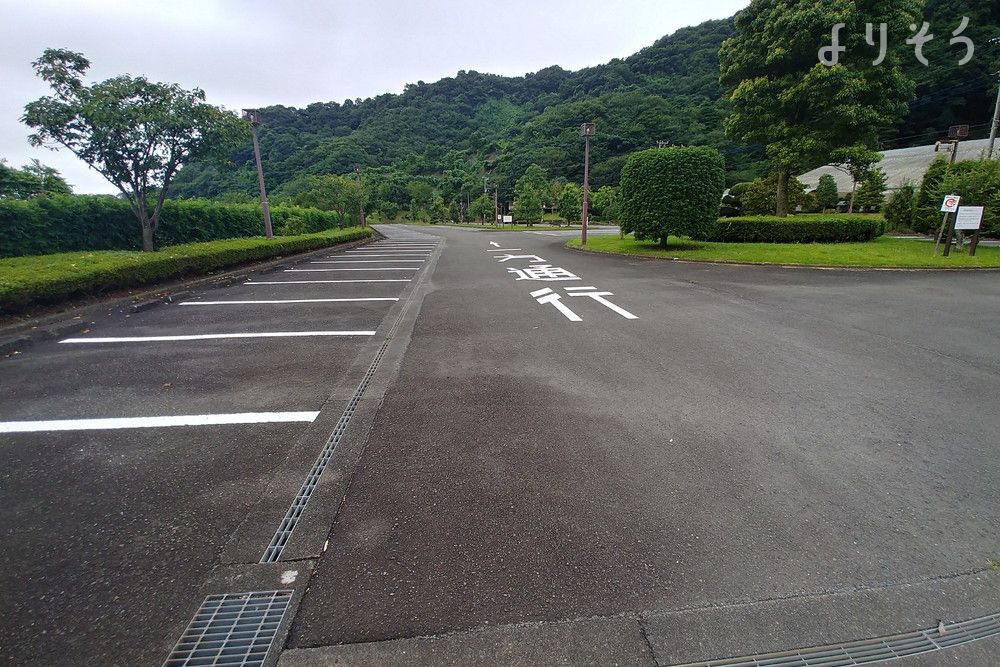 愛川町営斎場愛川聖苑の駐車場写真です（1枚目）