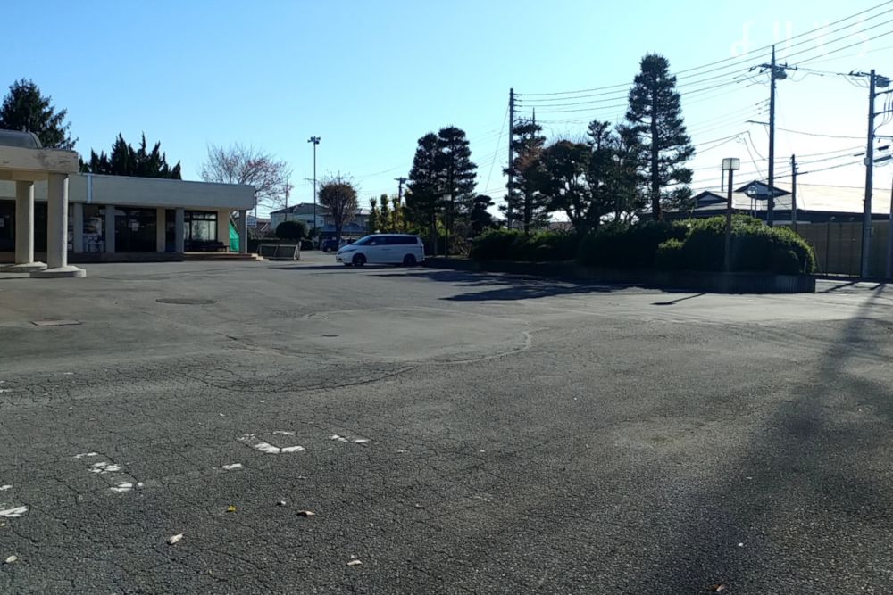 芳賀地区広域行政事務組合斎場の駐車場写真です（1枚目）