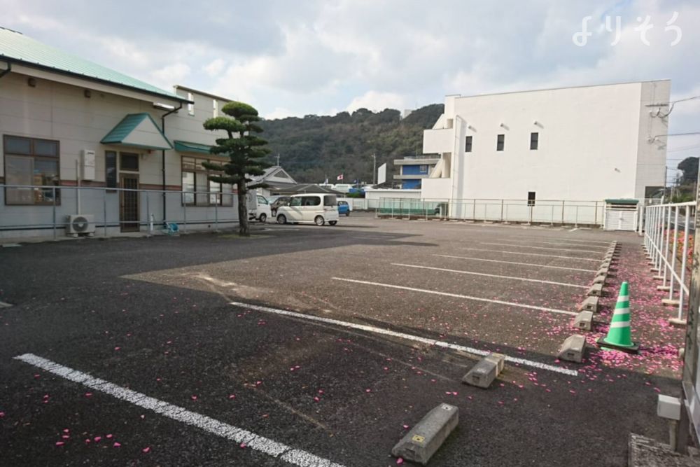 阿久根市葬斎場沸石の里の駐車場写真です（1枚目）