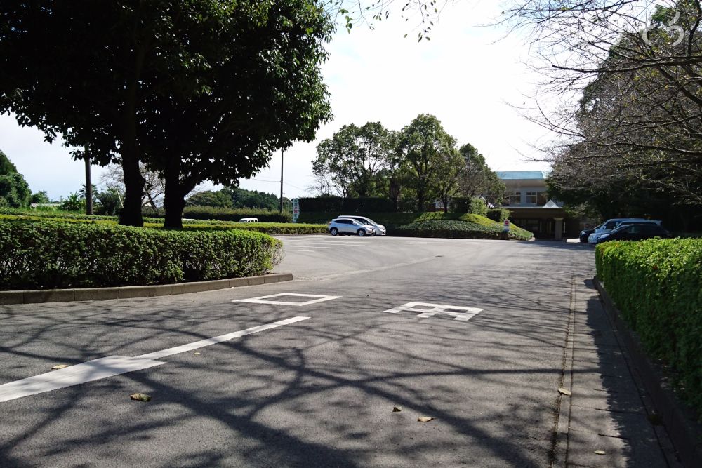 鹿児島市南部斎場の駐車場写真です（1枚目）