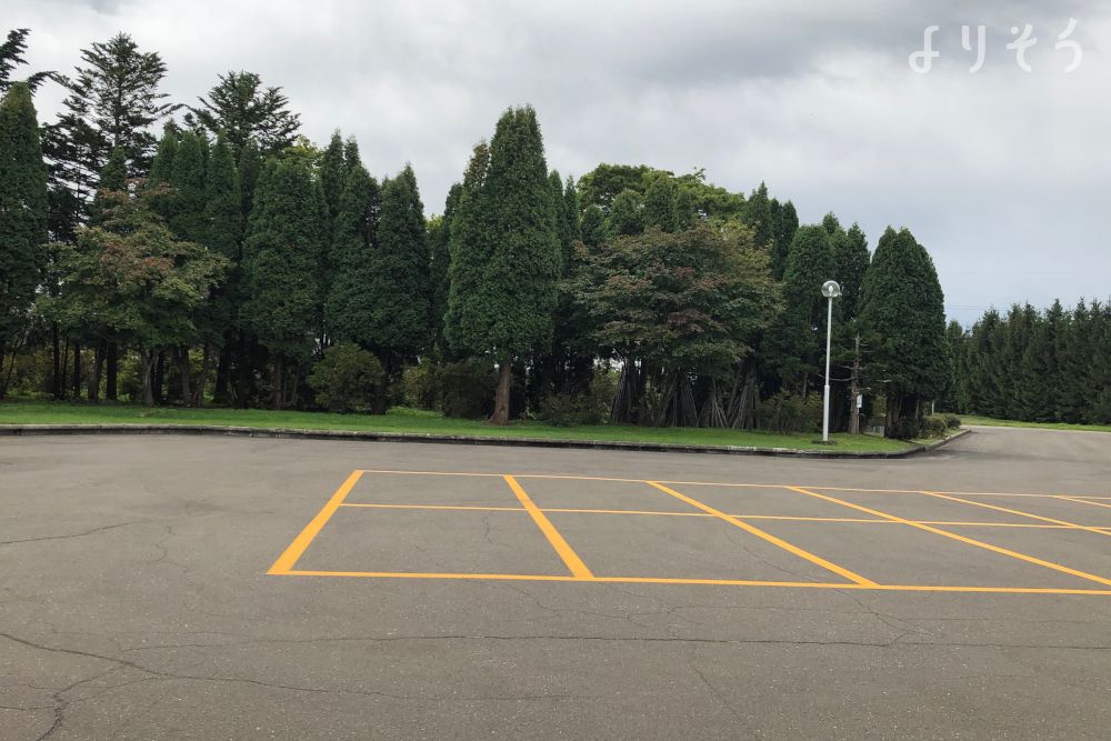 滝の川斎苑の駐車場写真です（1枚目）