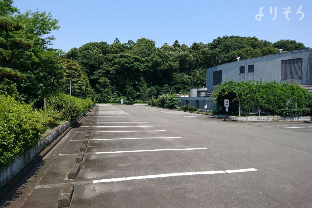藤沢聖苑の駐車場写真です（1枚目）