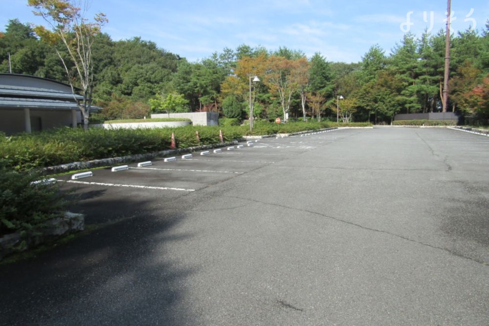 こぶし苑の駐車場写真です（1枚目）