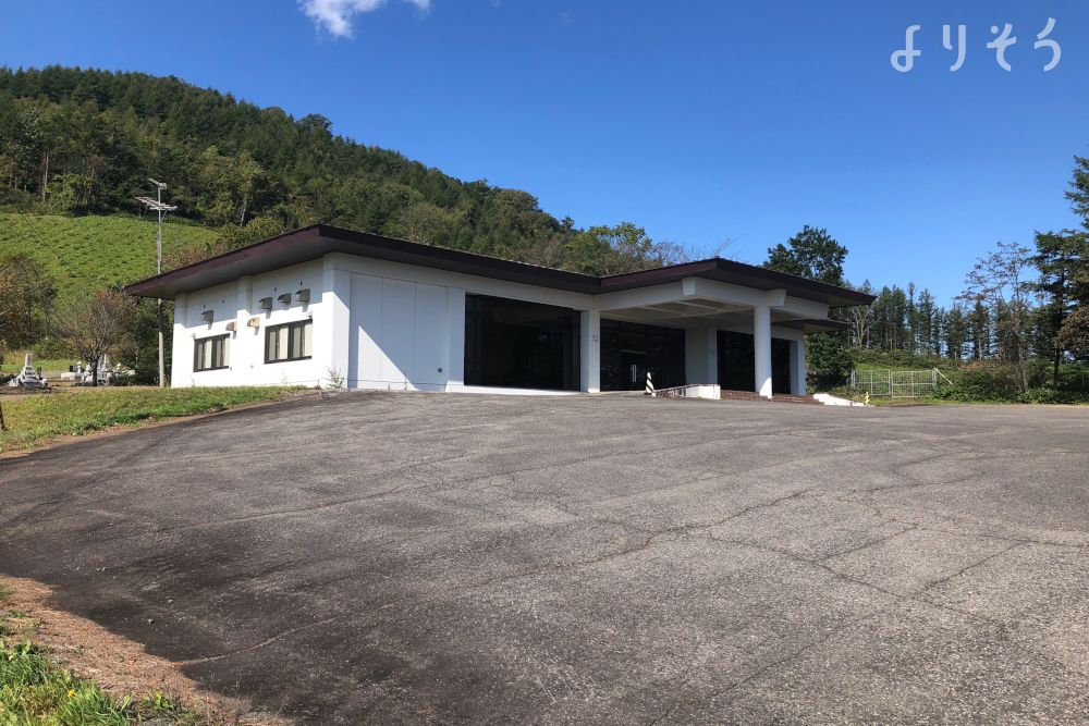 新得町葬斎場の外観写真です（2枚目）