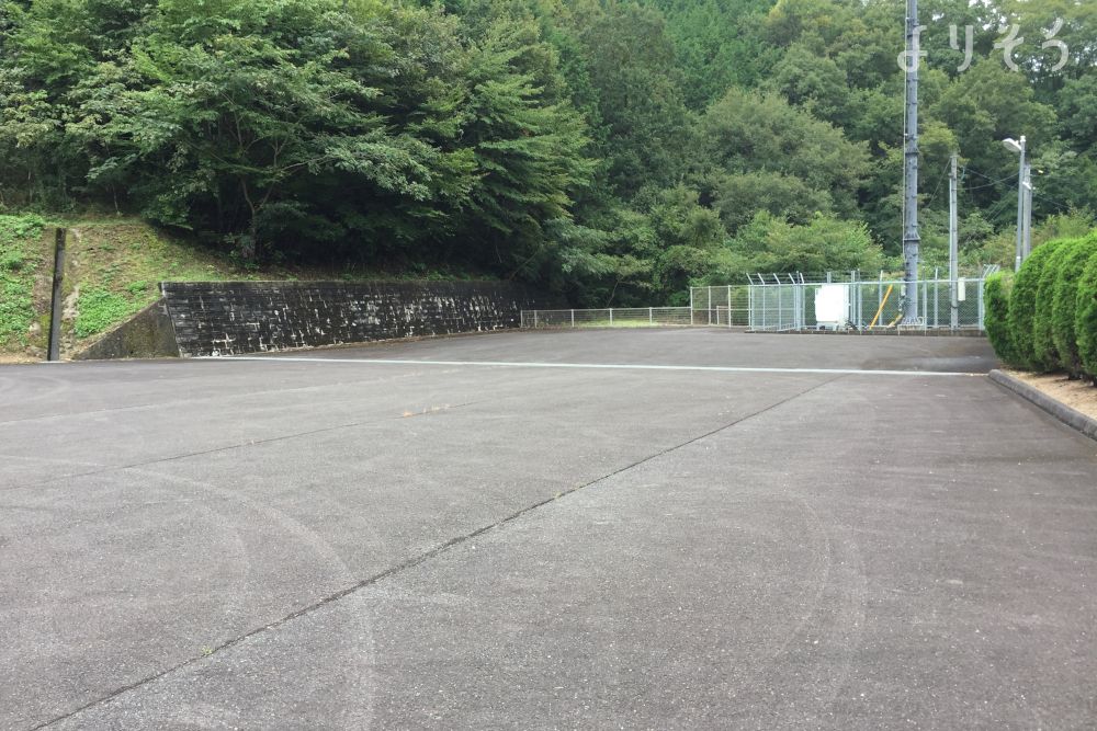 三次市甲奴斎場紅梅苑の駐車場写真です（1枚目）