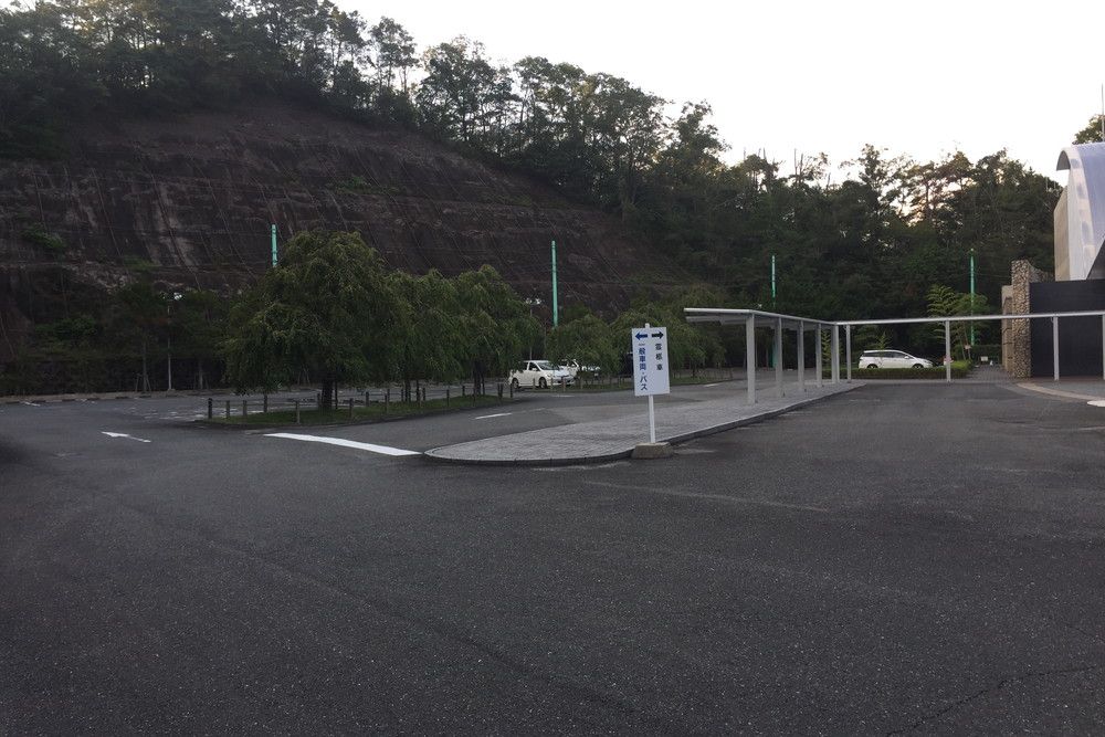 飯盛斎場の駐車場写真です（1枚目）