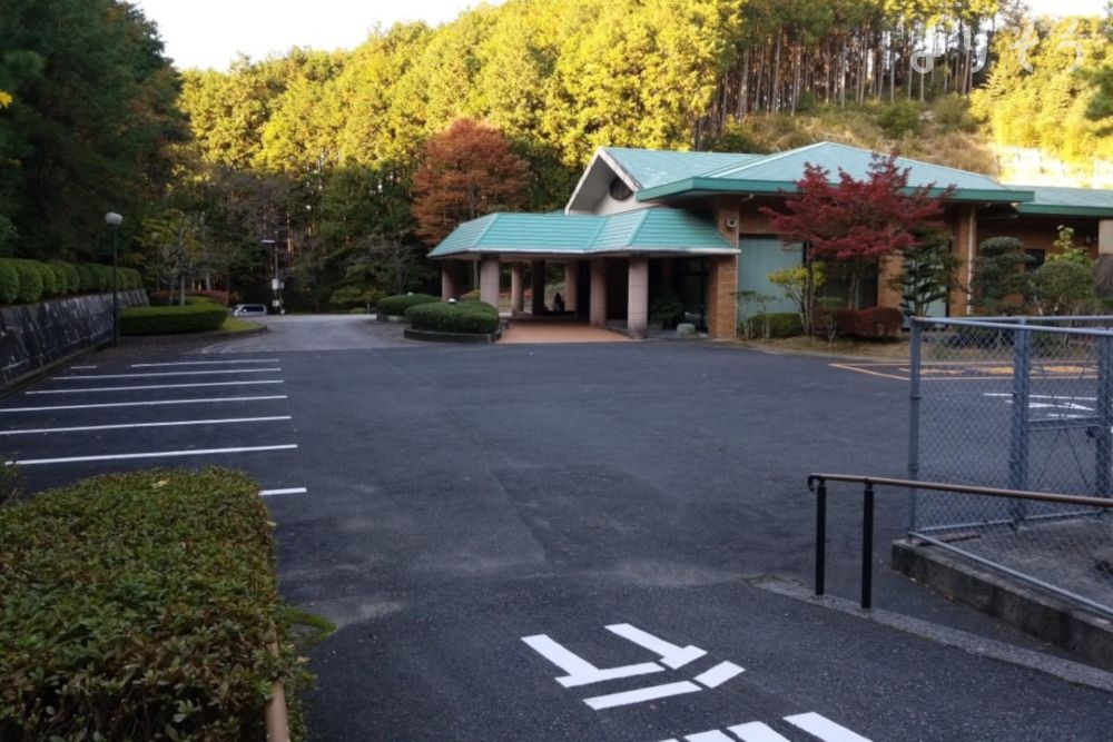 みやこ町役場 町立葬斎場やすらぎ苑（火葬場）の駐車場写真です（2枚目）