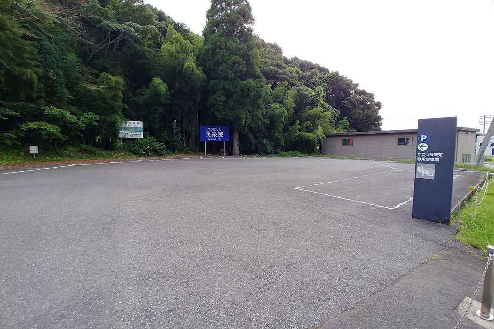 かつうら聖苑の駐車場写真です（2枚目）