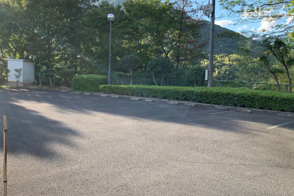 廿日市市火葬場霊峯苑の駐車場写真です（1枚目）