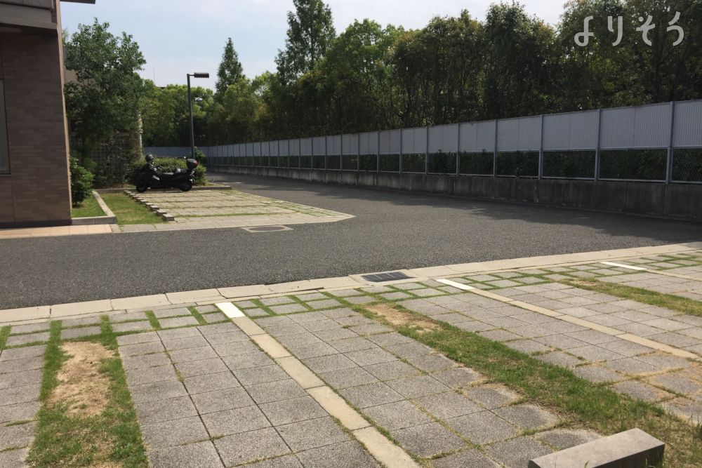 吹田市立やすらぎ苑の駐車場写真です（1枚目）
