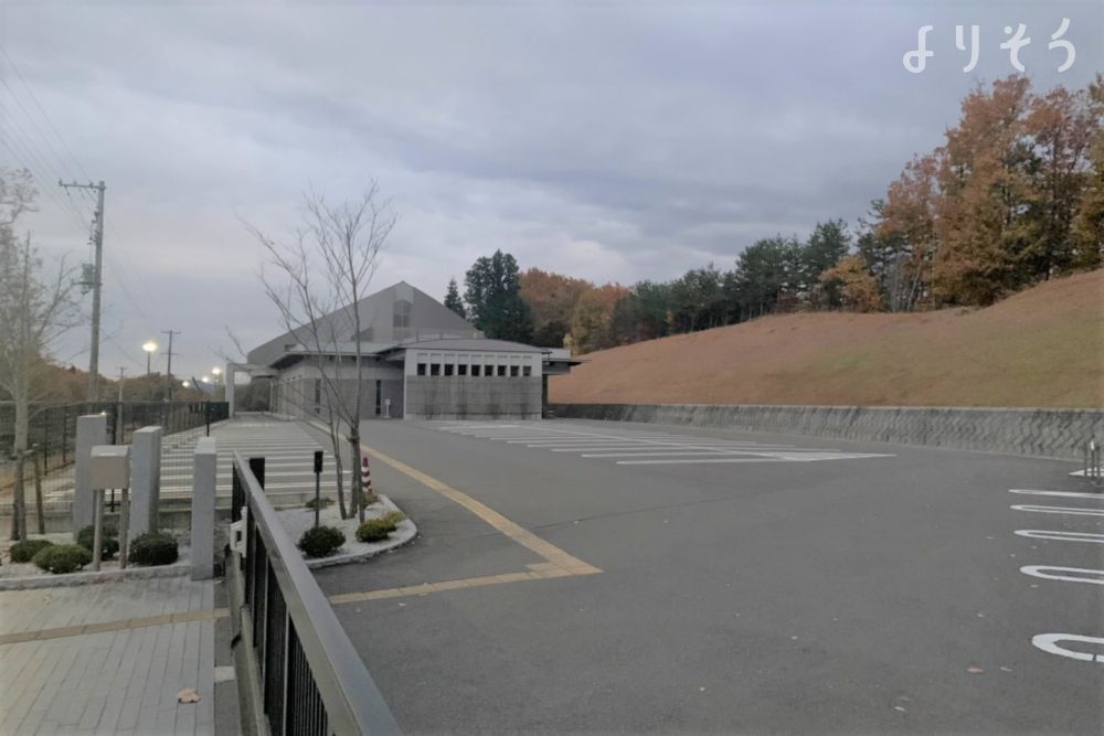 田村市斎場の駐車場写真です（1枚目）