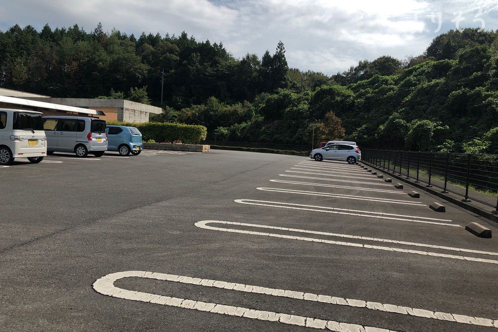 岩国市玖珂斎場の駐車場写真です（2枚目）