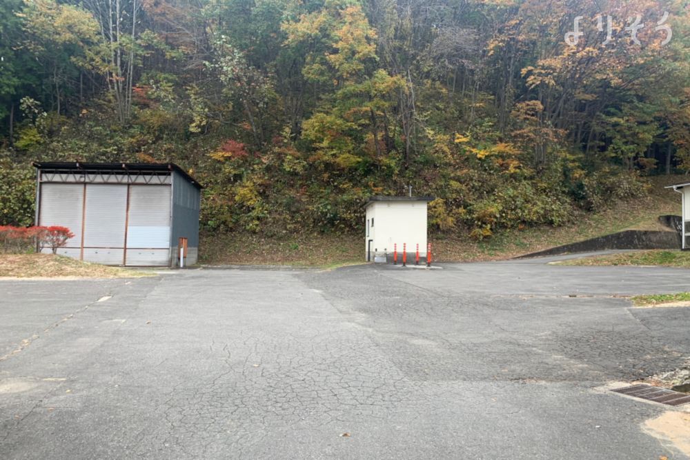 川俣町火葬場の駐車場写真です（1枚目）