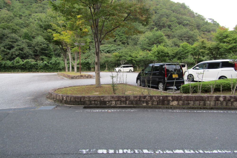丹波市柏原斎場　つつじ苑の駐車場写真です（2枚目）