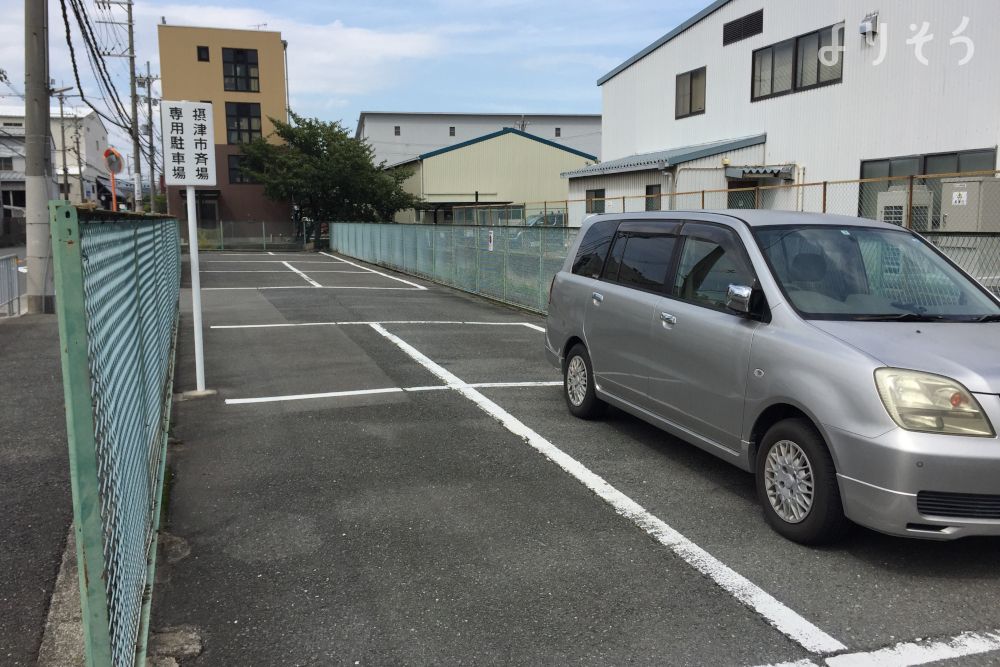摂津市斎場の駐車場写真です