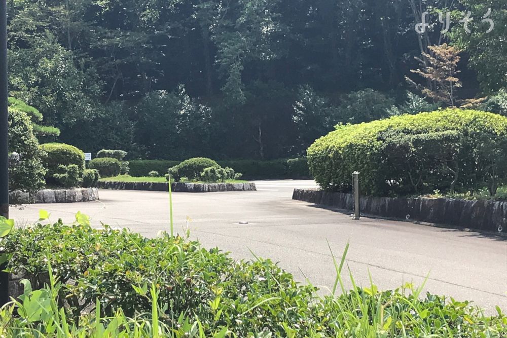 東員町斎苑の駐車場写真です