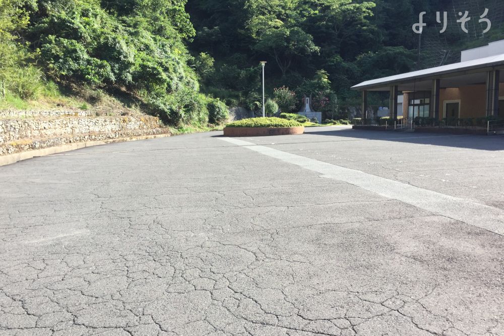 豊岡市立豊岡斎場の駐車場写真です（1枚目）