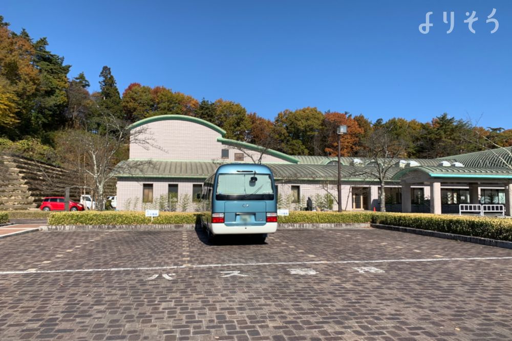 郡山市東山悠苑の駐車場写真です（1枚目）