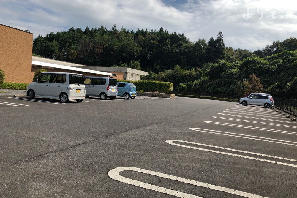 岩国市玖珂斎場の駐車場写真です（1枚目）