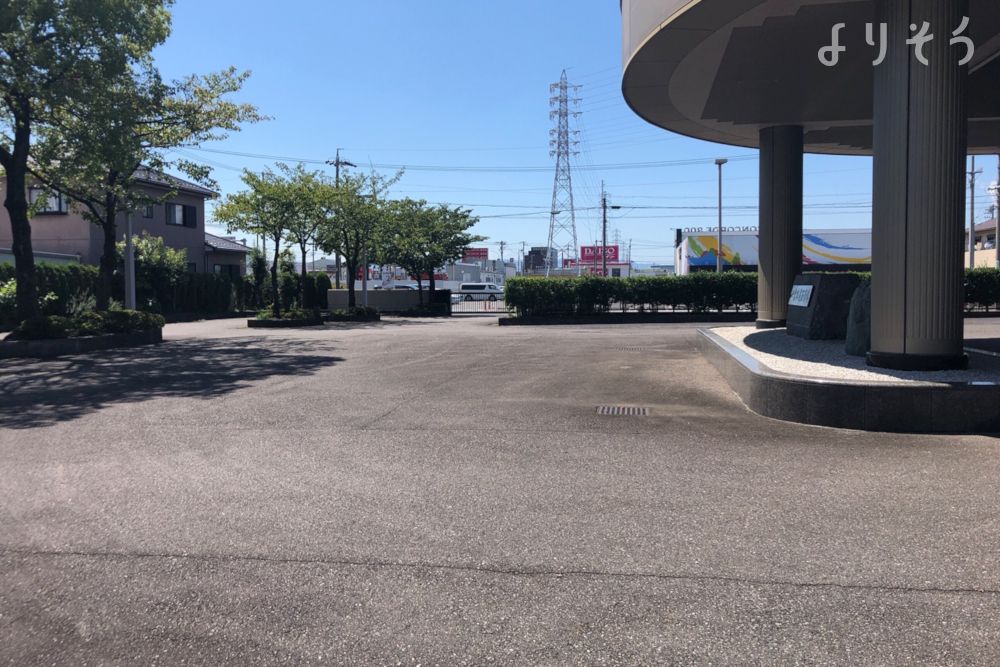 一宮市尾西斎場の駐車場写真です（1枚目）