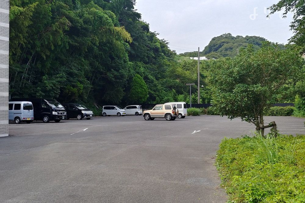 真鶴聖苑の駐車場写真です