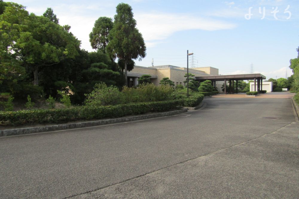 高砂市立斎場の駐車場写真です（1枚目）