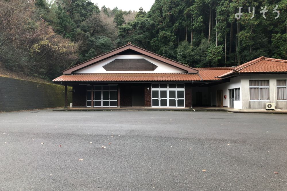 美祢郡環境衛生組合　船窪山斎場（火葬場）の外観写真です（3枚目）