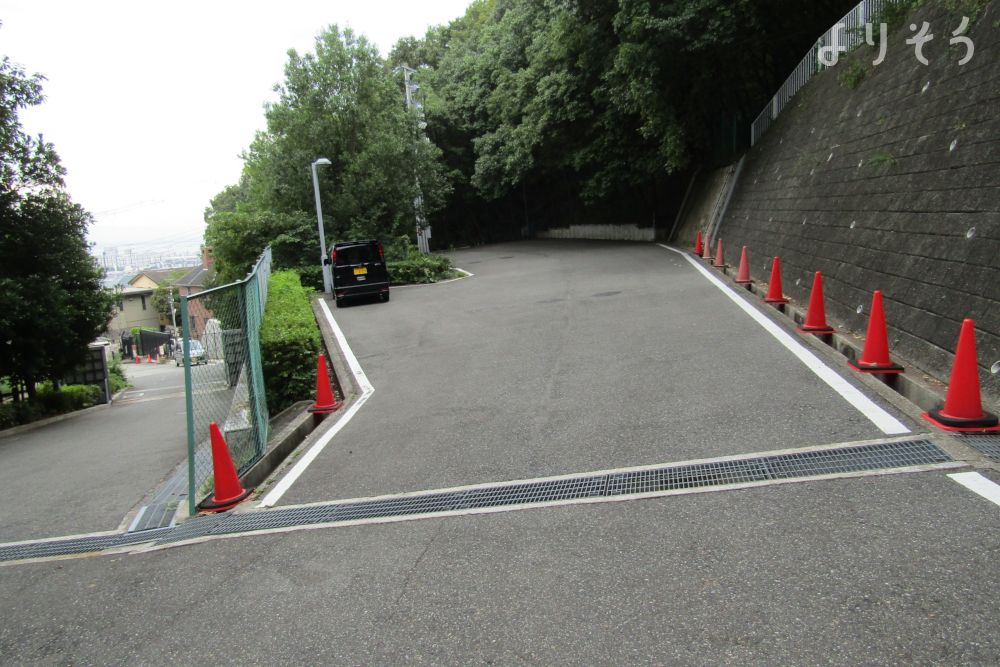 芦屋市聖苑の駐車場写真です（1枚目）