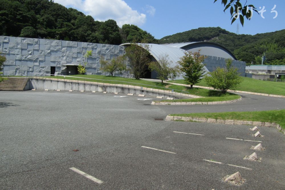 揖龍火葬場の駐車場写真です（1枚目）