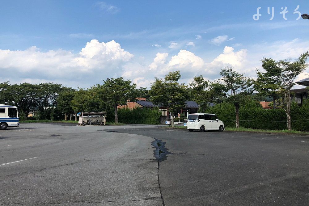足利市斎場の駐車場写真です（1枚目）
