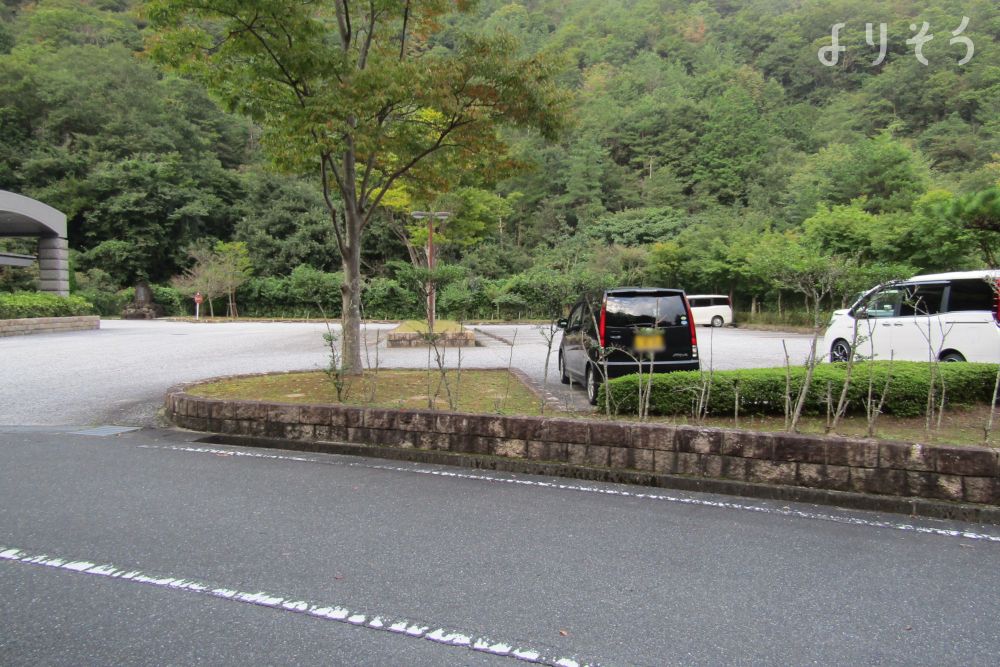 丹波市柏原斎場　つつじ苑の駐車場写真です（1枚目）