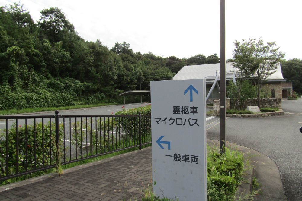 三木市立火葬場の駐車場写真です（1枚目）