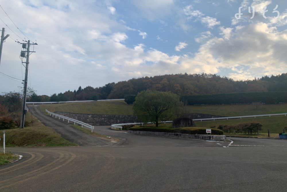 あだたら聖苑の駐車場写真です（2枚目）
