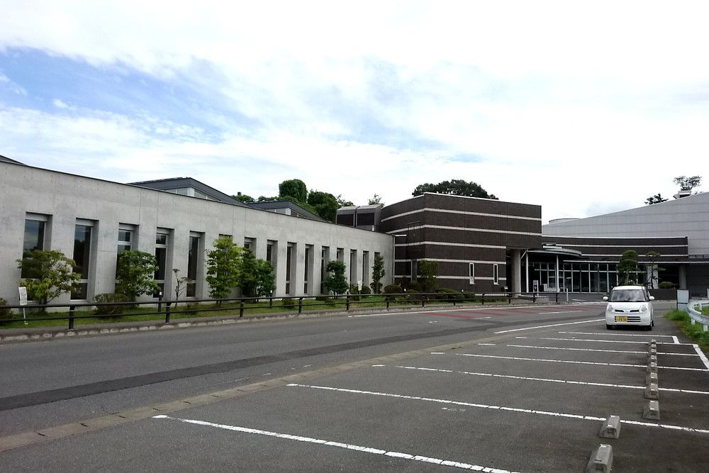 登米市火葬場の駐車場写真です（1枚目）
