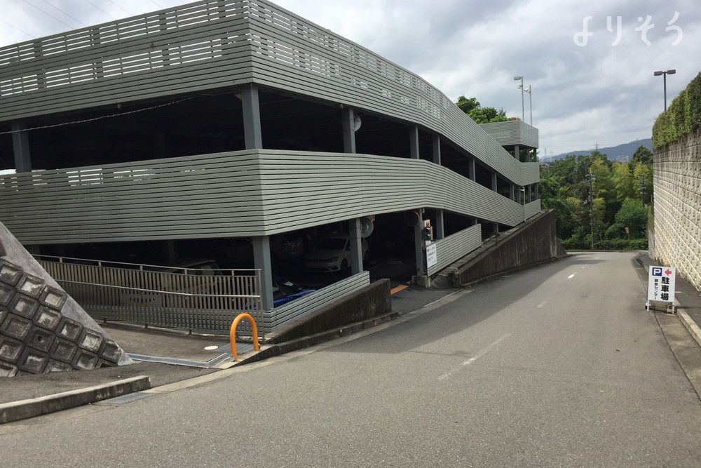 高槻市立葬祭センターの駐車場写真です（1枚目）