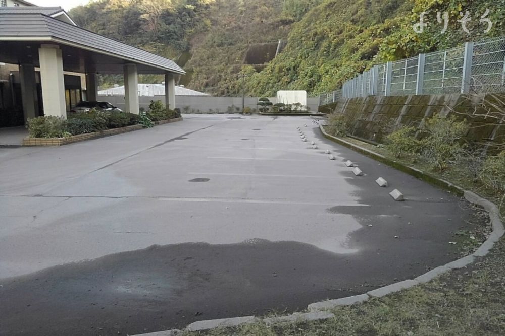 垂水市火葬場の駐車場写真です（1枚目）